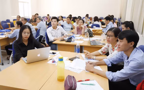  Giáo viên ở TP.HCM tập huấn giảng dạy chương trình giáo dục mới - Ảnh: NHƯ HÙNG