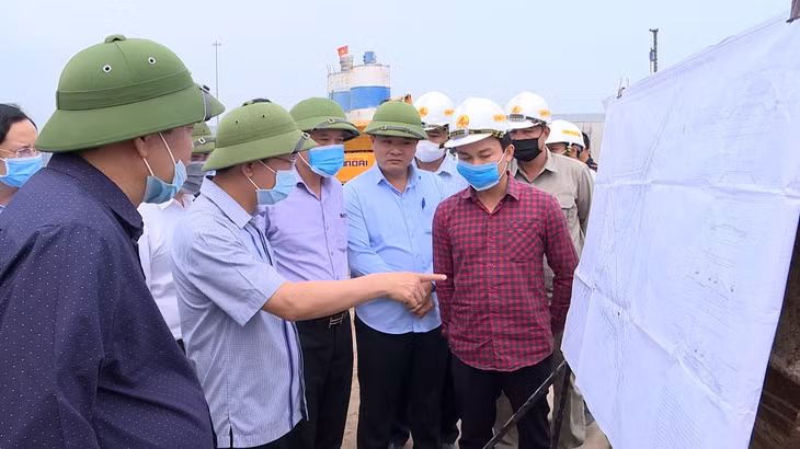Đồng chí Cao Tường Huy, Phó Chủ tịch Thường trực UBND tỉnút giao Đầm Nhà Mạc tại Km20+50 đường cao tốc Hạ Long – Hải Phòn