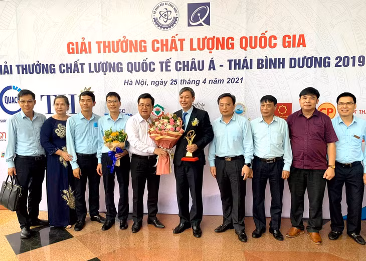 Lãnh đạo Sở Khoa học công nghệ Quảng Ninh tặng hoa chúc mừng Công ty TNHH Xổ số kiến thiết Quảng Ninh đạt giải vàng chất lượng quốc gia.