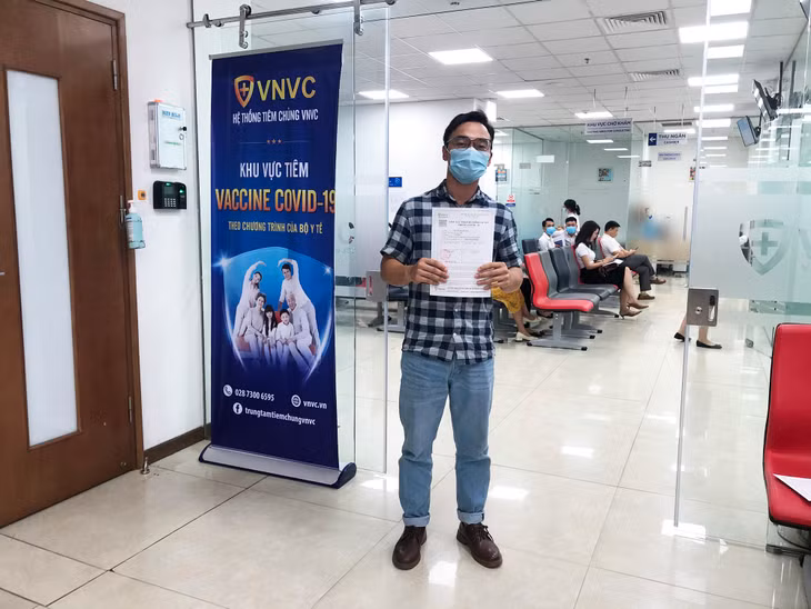 sau khi tiêm vắc-xin mỗi người đều được cấp giấy chứng nhận đã tiêm vắc-xin phòng Covid-19 mũi 1.
