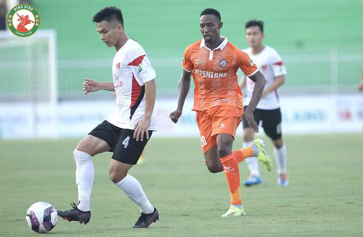 Đinh Hoàng Max (28, phía sau) chơi ấn tượng trong trận ra mắt nhưng không thể giúp Bình Định chiến thắng. Ảnh: Bình Định FC.
