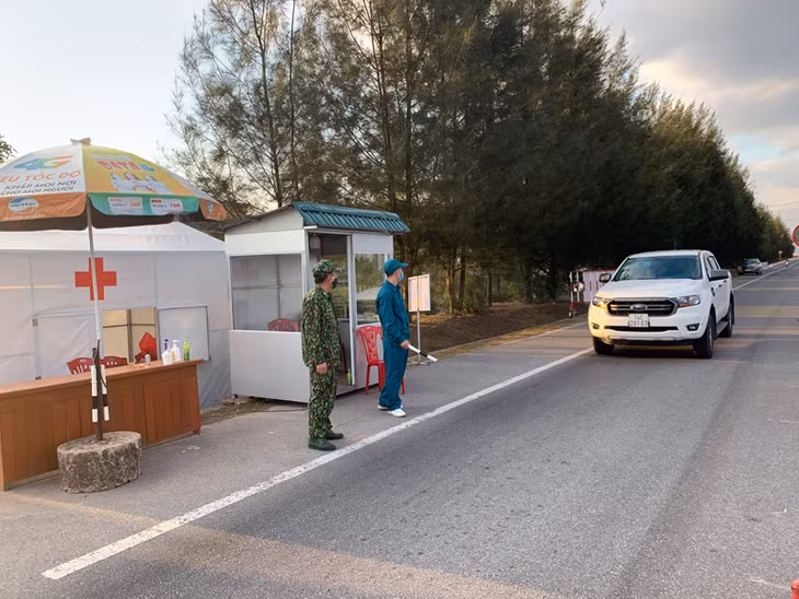 Toàn bộ người, phương tiện ra/vào tại khu vực phường Bình Ngọc, Trà Cổ đều được kiểm soát chặt chẽ, ngăn chặn tình trạng người xuất nhập cảnh trái phép, phòng chống dịch bệnh Covid-19.