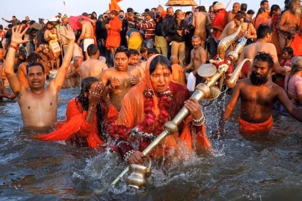 Lễ hội Kumbh Mela được tổ chức vào đầu tháng 4 vừa qua bên bờ sông Hằng. Ảnh: Live Law