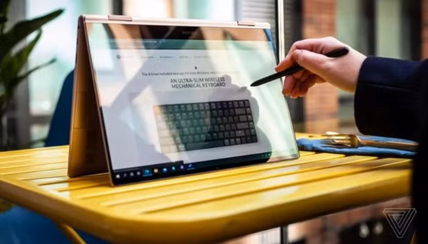 Galaxy Book Pro 360. (Nguồn: theverge.com)