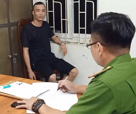 Điệp Văn Mạnh đang khai báo hành vi vi phạm của mình trước cơ quan CSĐT Công an huyện Tiên Yên