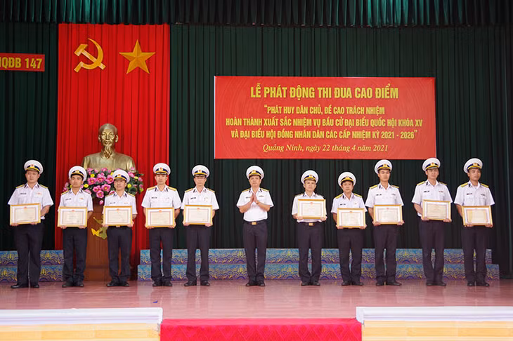 Thủ trưởng Lữ đoàn trao giấy khen cho các tập thể và cá nhân có thành tích xuất sắc trong thực hiện Chỉ thị 05 và Chỉ thị 47.