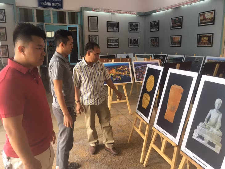 Du khách thăm quan tại buổi triển lãm.