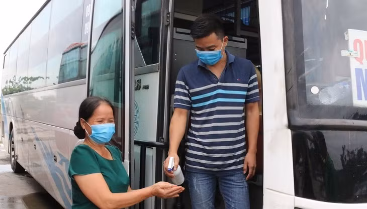 Hành khách trước khi lên xe khách đều bắt buộc đeo khẩu trang và rửa tay sát khuẩn. Ảnh minh hoạ. Lơ là chống dịch tại sân bay
