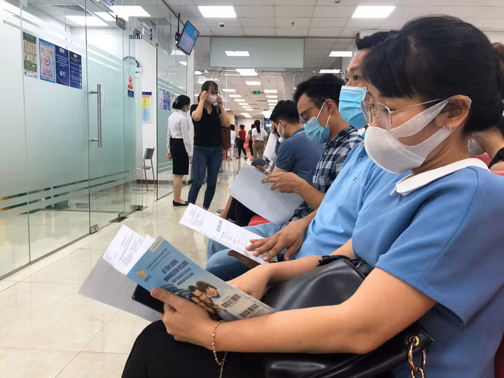 Chờ tư vấn, sàng lọc trước khi tiêm.
