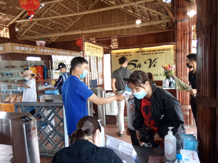 Đơn vị được giao quản lý Cụm thông tin cổ động biên giới Sa Vĩ đo thân nhiệt, thực hiện khai báo thông tin đối với toàn bộ du khách khi vào tham quan tại điểm tham quan này.
