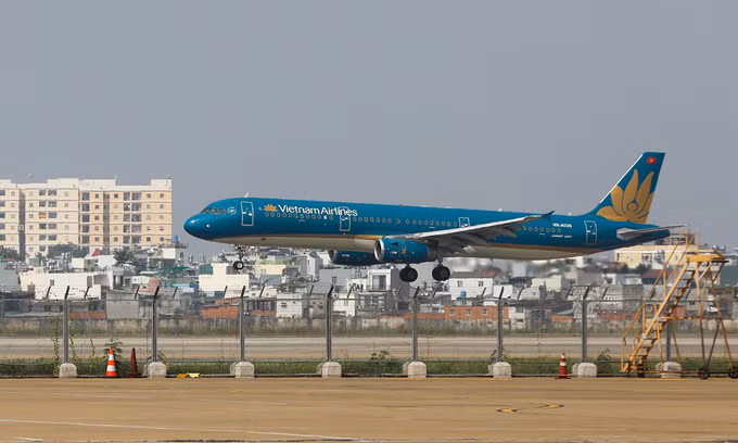  Một máy bay của Vietnam Airlines hạ cánh tại Tân Sơn Nhất. Ảnh: Quỳnh Trần.