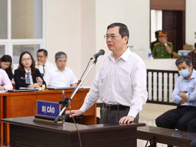 Bị cáo Vũ Huy Hoàng (cựu Bộ trưởng Bộ Công Thương) khai báo trước tòa. Ảnh: TTXVN