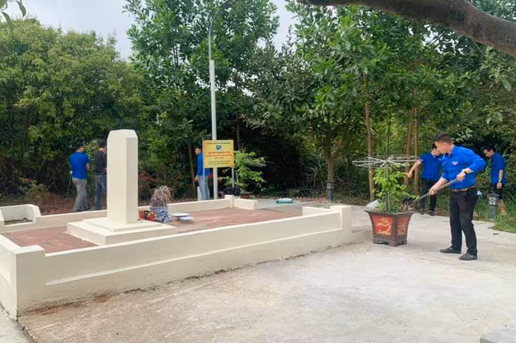 ĐVTN phường Hải Hòa (TP Móng Cái) ra quân chỉnh trang khuôn viên di tích lịch sử cấp tỉnh Đồi Trần Phú, tháng 4/2021.
