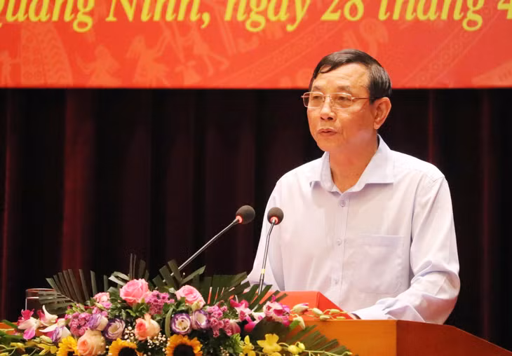 Thay mặt cho những người không tiếp tục tham gia ứng cử, ông Trần Đình Trách, Phó Chủ tịch Hội Cựu chiến binh tỉnh phát biểu tại hội nghị. 