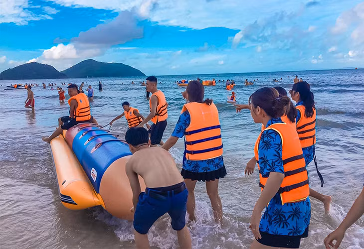Du khách vui chơi tại bãi biển Minh Châu, xã MInh Châu huyện Vân Đồn.