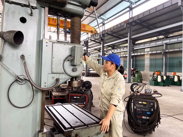 Các doanh nghiệp trong tỉnh cũng chủ động các biện pháp bảo vệ môi trường trong hoạt động sản xuất. Trong ảnh: 
