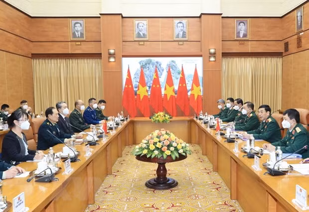 Bộ trưởng Bộ Quốc phòng Phan Văn Giang hội đàm với Bộ trưởng Bộ Quốc phòng Ngụy Phượng Hòa. (Ảnh: Trọng Đức/TTXVN)