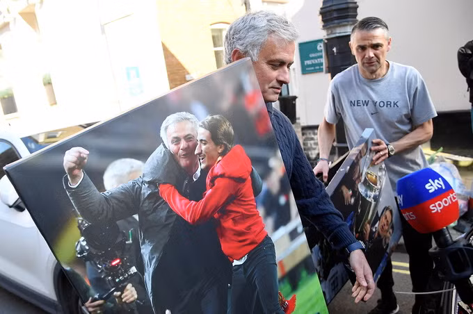 Mourinho dọn đồ vào nhà ở London, không lâu sau khi bị Tottenham sa thải chiều 19/4. Ảnh: Reuters.
