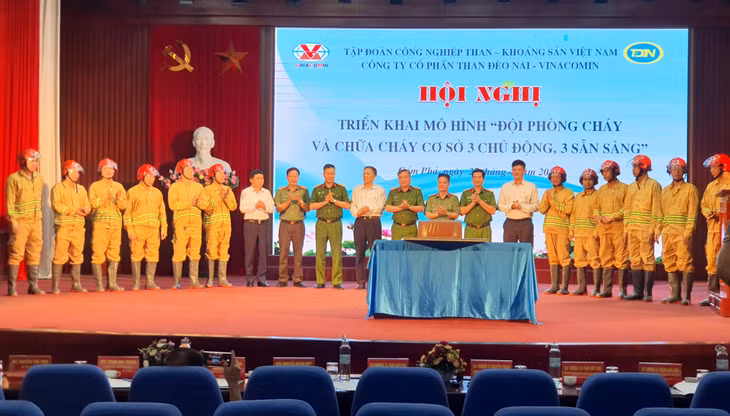Đại diện các đội PCCC cơ sở ký cam kết triển khai thực hiện mô hình.