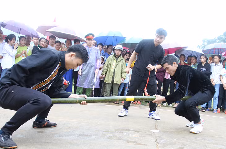 Thi đẩy gậy trong Ngày hội.