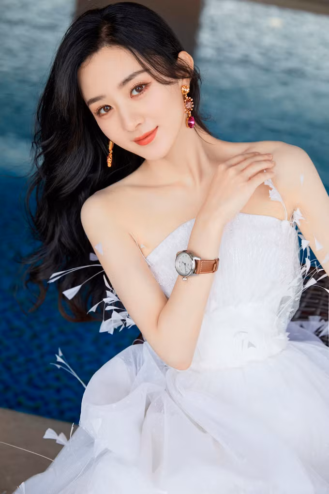 Triệu Lệ Dĩnh tại sự kiện hôm 15/4. Ảnh: Sina.