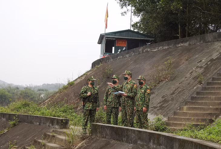 Cán bộ, chiến sỹ Đồn BP Hải Hòa kiểm tra công tác bảo vệ biên giới phòng chống dịch Covid - 19