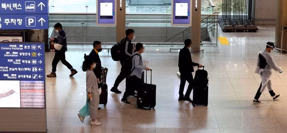Hành khách đi lại tại sân bay quốc tế Incheon, phía tây Seoul, Hàn Quốc trong ngày 22-4-2021 - Ảnh: YONHAP