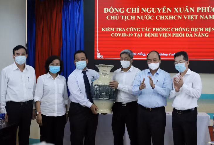 Chủ tịch nước Nguyễn Xuân Phúc động viên cán bộ, bác sĩ, nhân viên y tế, các lực lượng tuyến đầu trong công tác phòng chống dịch đã không ngại gian khó để bảo đảm an toàn và sức khỏe cho người dân và du khách - Ảnh: VGP/Lưu Hương
