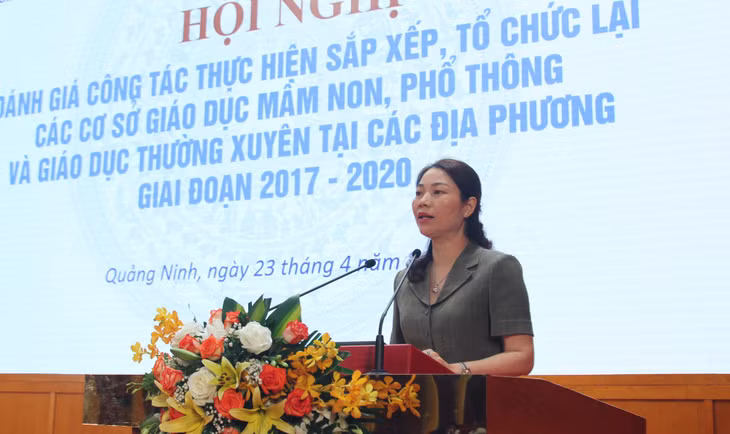 Đồng chí Thúy, Giám đốc Sở GD&ĐT tỉnh Quảng Ninh phát biểu tham luận tại hội nghị.