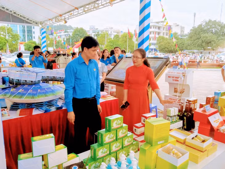 Các gian hàng triển lãm được bày biện thu hút người xem.