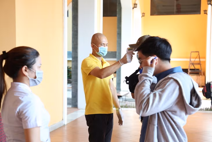 Một khu điểm du lịch tại Đà Nẵng đo thân nhiệt cho khách khi đến tham quan - Ảnh: VGP/Lưu Hương
