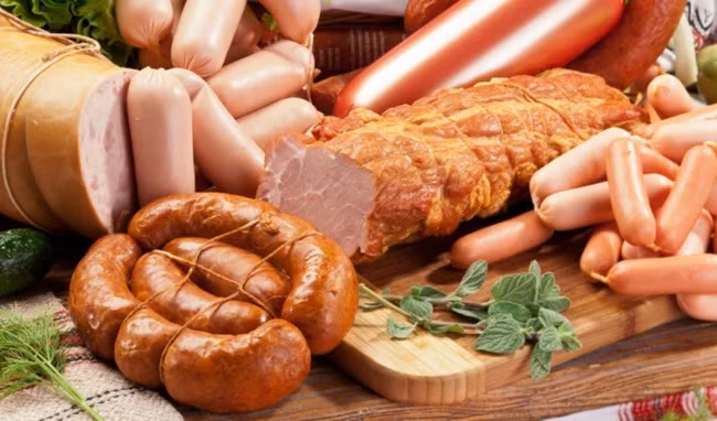Ăn nhiều thịt chế biến sẵn làm tăng nguy cơ mắc ung thư. (Ảnh minh họa)