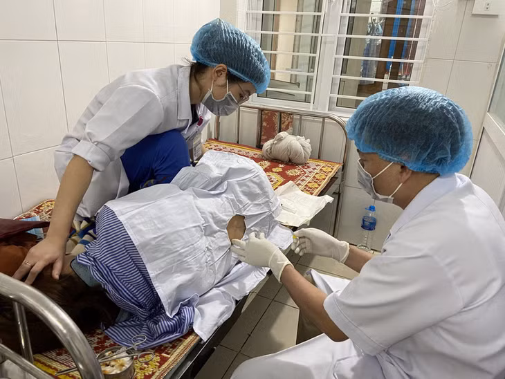 Lấy dịch não tủy bệnh nhân viêm màng não tại Hà Tĩnh. Ảnh: Sở Y tế tỉnh Hà Tĩnh