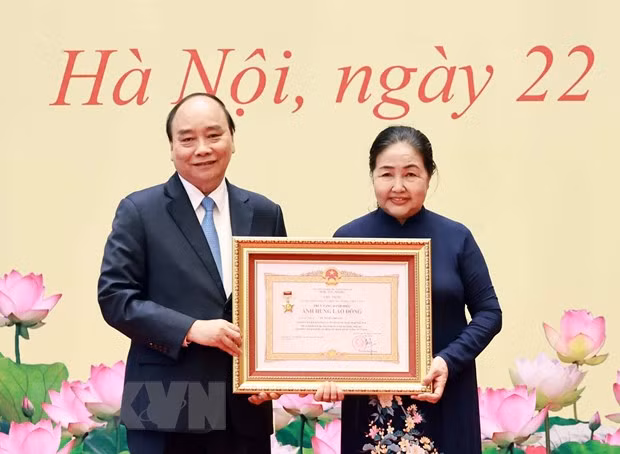 Chủ tịch nước Nguyễn Xuân Phúc trao tặng Danh hiệu Anh hùng lao động thời kỳ đổi mới cho đại diện gia đình cố Giáo sư, Viện sỹ Vũ Tuyên Hoàng. (Ảnh: Thống Nhất/TTXVN)