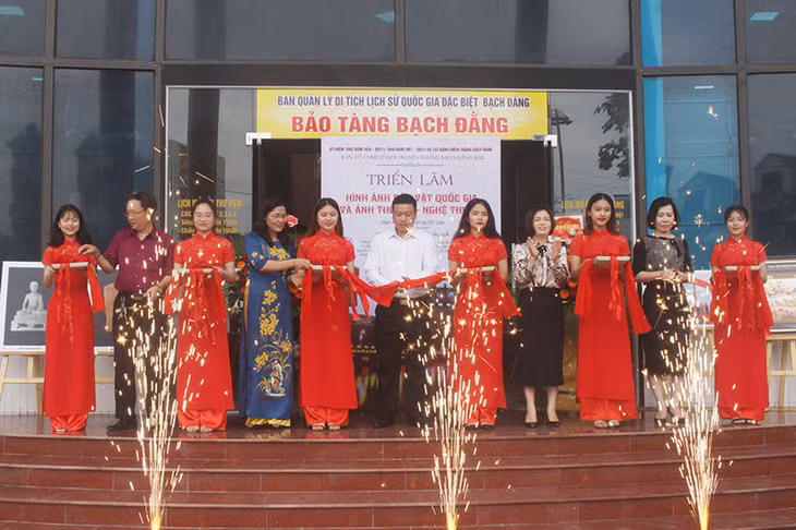 Thị xã Quảng Yên khai mạc triển lãm hình ảnh Bảo vật Quốc gia và triển lãm ảnh thời sự, nghệ thuật năm 2021. 