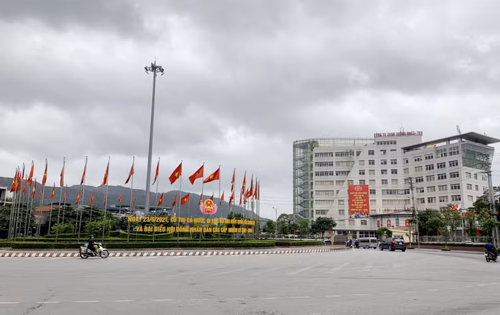 Đảo giao thông tại phường Cẩm Đông được trang hoàng rực rỡ, hướng tới Ngày bầu cử ĐBQH khóa XV và đại biểu HĐND các cấp nhiệm kỳ 2021-2026.