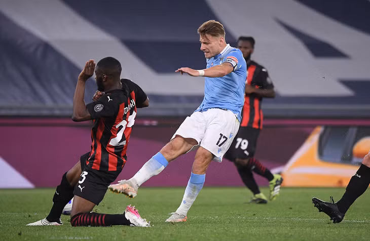 Immobile dứt điểm thành bàn, ấn định chiến thắng 3-0 cho Lazio. Ảnh: Reuters.