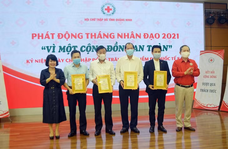 Lãnh đạo Ban Dân vận Tỉnh ủy và Hội CTĐ tỉnh trao bằng vàng vinh danh đơn vị, doanh nghiệp, nhà hảo tâm có nhiều đóng góp hoạt động nhân đạo, từ thiện.