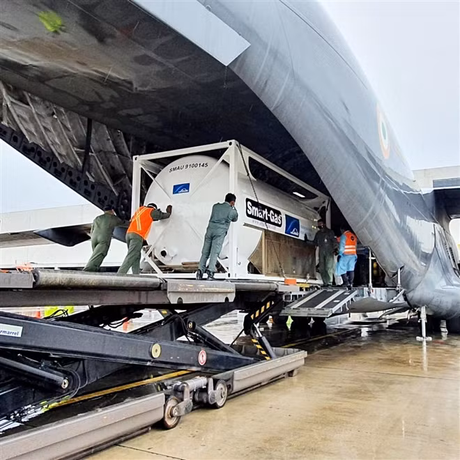 4 bồn chứa oxy lỏng được Không quân Ấn Độ đưa từ Singapore về để đáp ứng nhu cầu vận chuyển oxy rất cấp thiết. Ảnh ANI.
