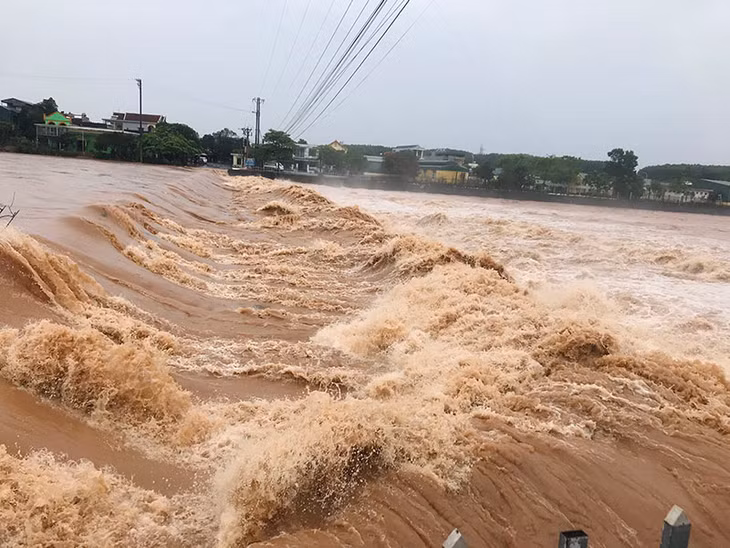 Mưa lớn khiến lũ trên sông Hà Cối dâng cao.