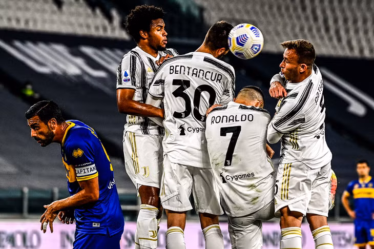 Tình huống cúi đầu của Ronaldo khi phòng ngự khiến Juventus nhận bàn thua. Ảnh: Getty Images.