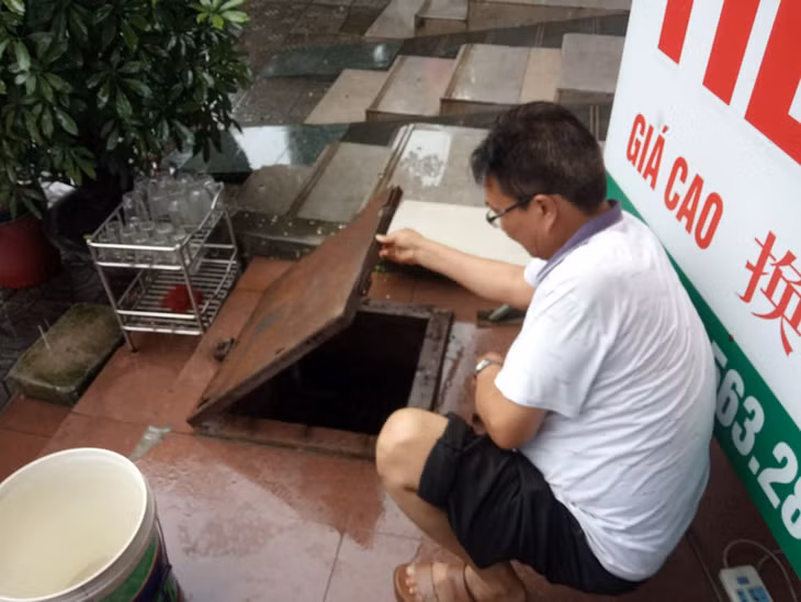 Nước sinh hoạt của gia đình ông Đinh Hữu Sự được cấp theo đường ống bằng gang, kẽm được đầu tư từ năm 1998.