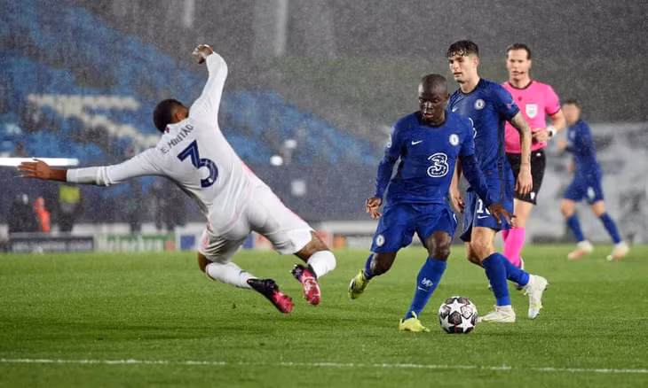 Sức bền và tốc độ của Kante giúp Chelsea áp đảo ở giữa sân. Ảnhh: Reuters.