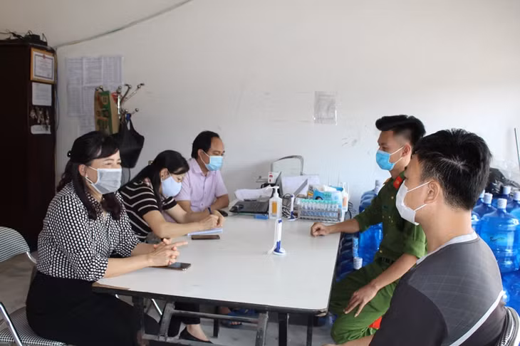 Phó Chủ tịch UBND TP Móng Cái Nguyễn Thu Hương kiểm tra, quán triệt siết chặt quản lý tại các khu cách ly 