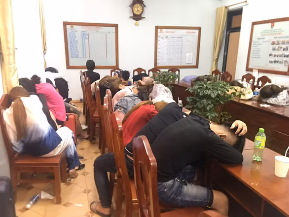 Nhóm thanh niên bị bắt quả tang được đưa về cơ quan điều tra - Ảnh: TUẤN TÚ