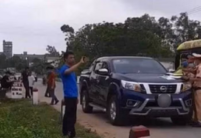 CSGT dừng xe kiểm tra lúc 9h20, nhưng đến 12h trưa cùng ngày tài xế vẫn chưa chấp hành (Ảnh: MXH)