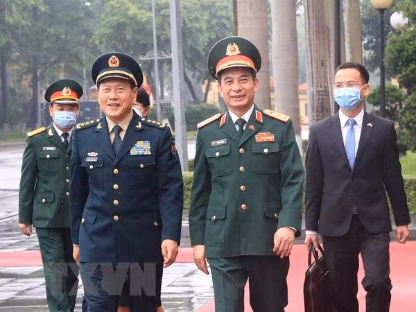 Thượng tướng Phan Văn Giang, Bộ trưởng Bộ Quốc phòng Việt Nam và Thượng tướng Ngụy Phượng Hòa, Bộ trưởng Bộ Quốc phòng Trung Quốc. (Ảnh: Trọng Đức/TTXVN)