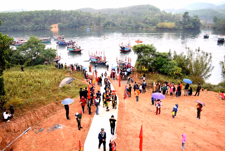 Hành trình khoảng 3km đường biển, điểm đến là bến thôn Nam Hải nơi có miếu Bàn Vương