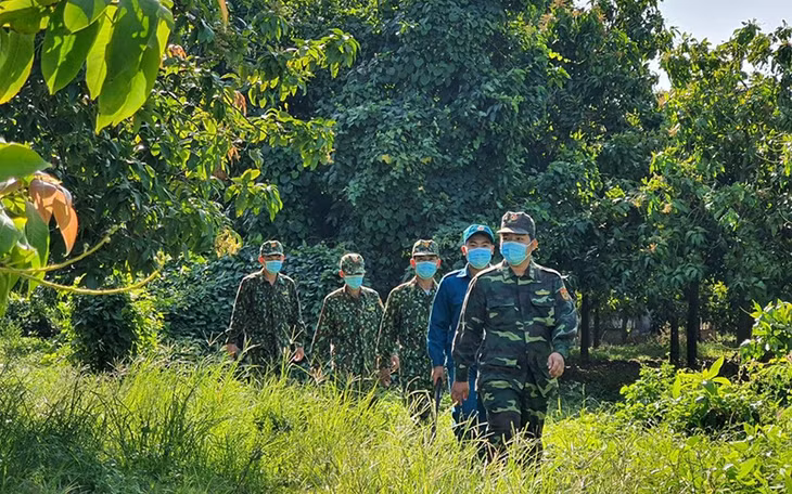 Các chiến sĩ biên phòng tuần tra, kiểm tra khu vực biên giới huyện An Phú (An Giang). ẢNh: Báo Nhân dân