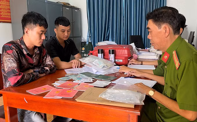 Cảnh sát làm việc với Dương (áo đen) và Cường. Ảnh: Tiến Dũng.